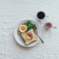 カジュアルな朝食を撮るテーブルフォトレシピ